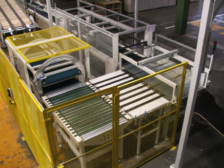 Sestava manipulačních zařízení pro dopravu papírových pytlů
