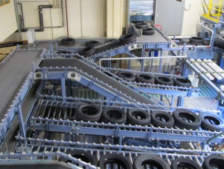 Extensive conveyor system for transporting tires