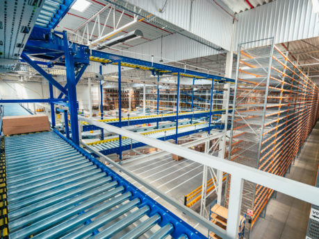 Conveyor system for distribution warehouse