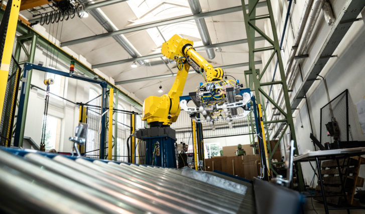 Výrobní a montážní linky
Průmyslovou výrobu 
Robotizaci