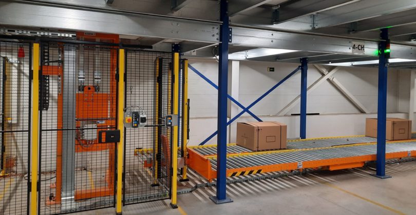 Conveyor line in warehouse
