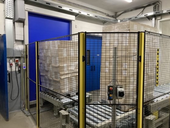 Automatický dopravníkový a skladovací systém v mrazírenském skladu