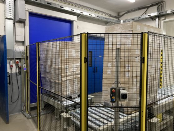 Automatic conveyor and storage system in freezer warehouse