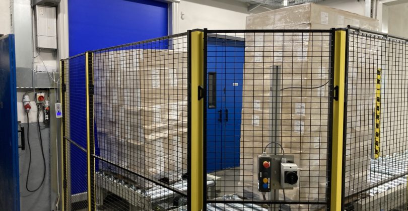 Automatic conveyor and storage system in freezer warehouse