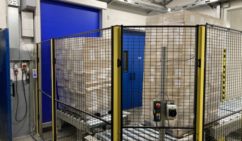 Automatický dopravníkový a skladovací systém v mrazírenském skladu