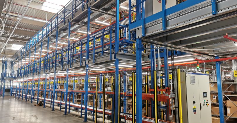 Conveyor system for distribution centre among mezzanine floors