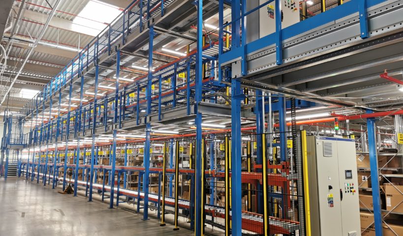 Conveyor system for distribution centre among mezzanine floors