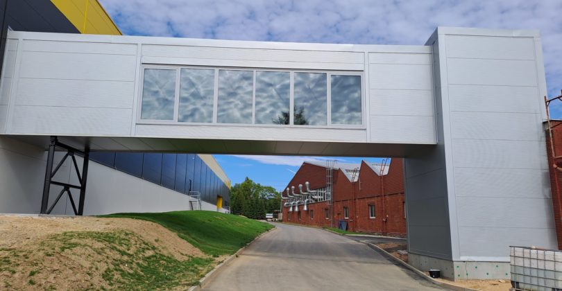 Pallet conveyor line between warehouse and production building