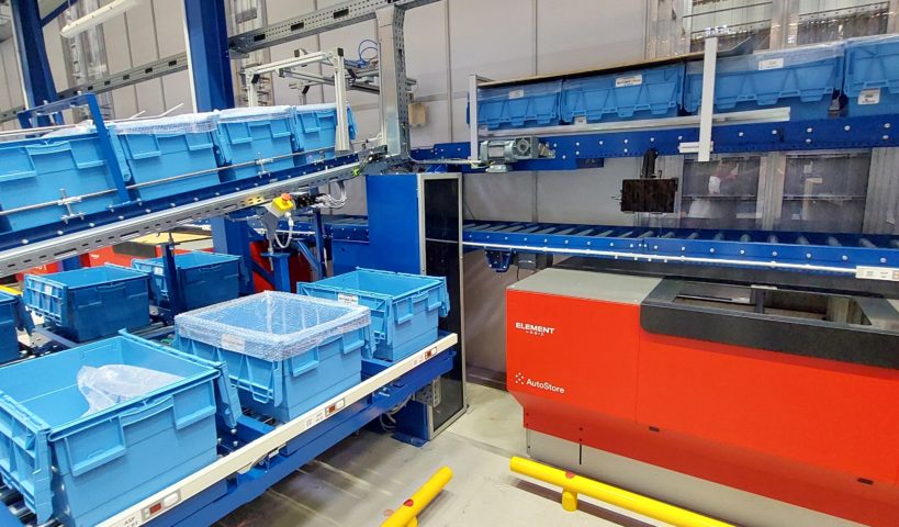 Euromedia Group Conveyor System – AutoStore technology operator, packing and dispatching of shipments