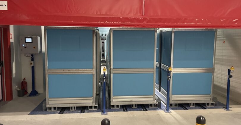 Dopravníkový systém pro automatickou přepravu a akumulaci chladicích boxů – PENNY MARKET